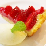 赤いリンゴのタルト バニラのジェラート添え